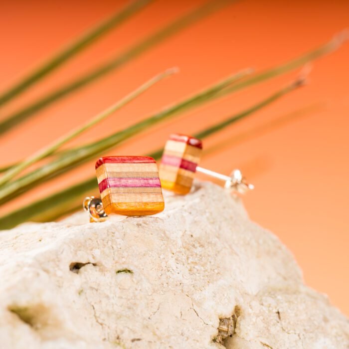 Clous d'oreille en skateboard recyclé (la paire) N°01 – Image 2