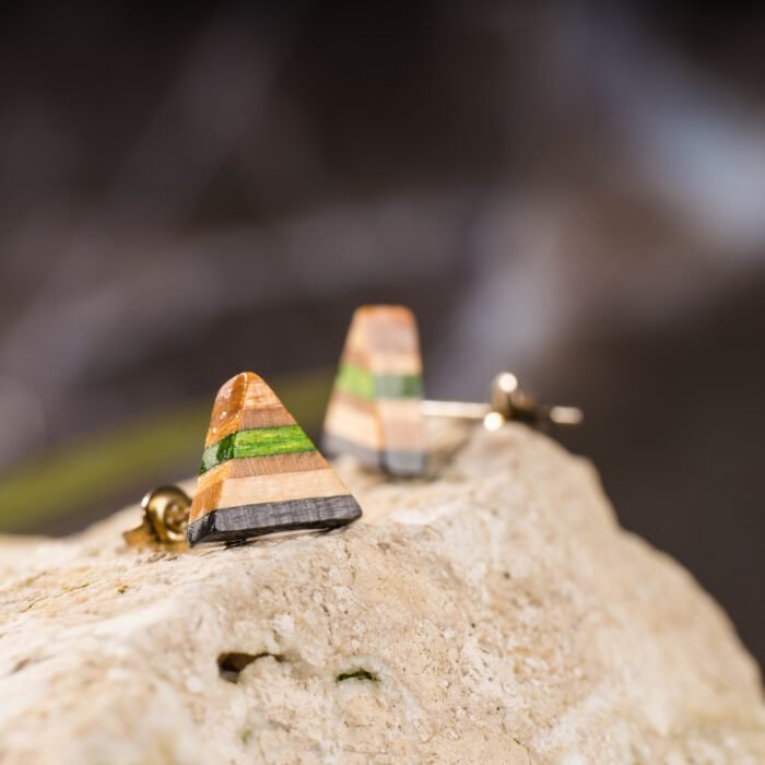 Clous d'oreille en skateboard recyclé (la paire) N°17 – Image 2