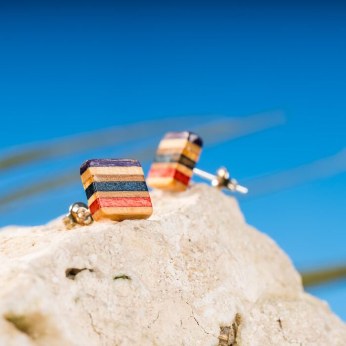 Clous d'oreille en skateboard recyclé (la paire) N°20 – Image 2