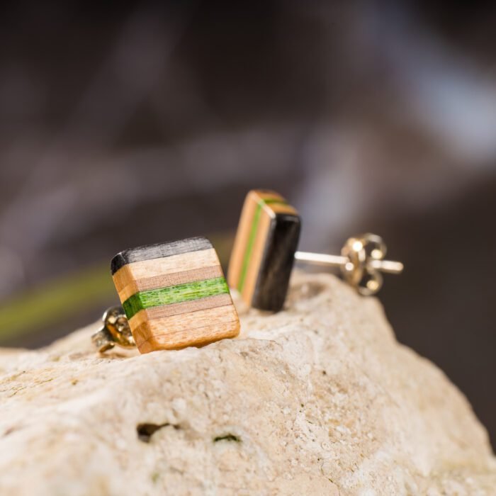 Clous d'oreille en skateboard recyclé (la paire) N°23 – Image 2