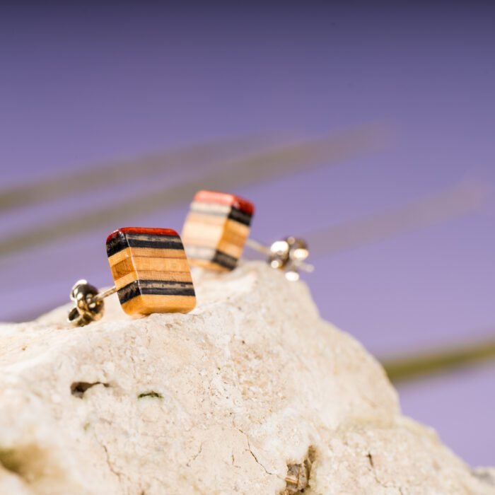 Clous d'oreille en skateboard recyclé (la paire) N°24 – Image 2