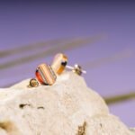 Clous d'oreille en skateboard recyclé (la paire) N°06 – Image 2