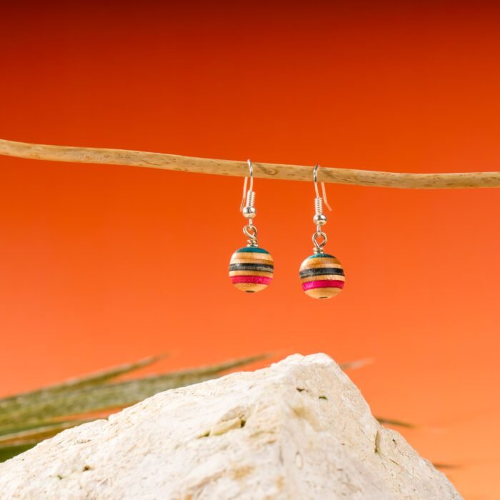 Boucles pendantes en Skateboard recyclé (la paire) N°01 – Image 2