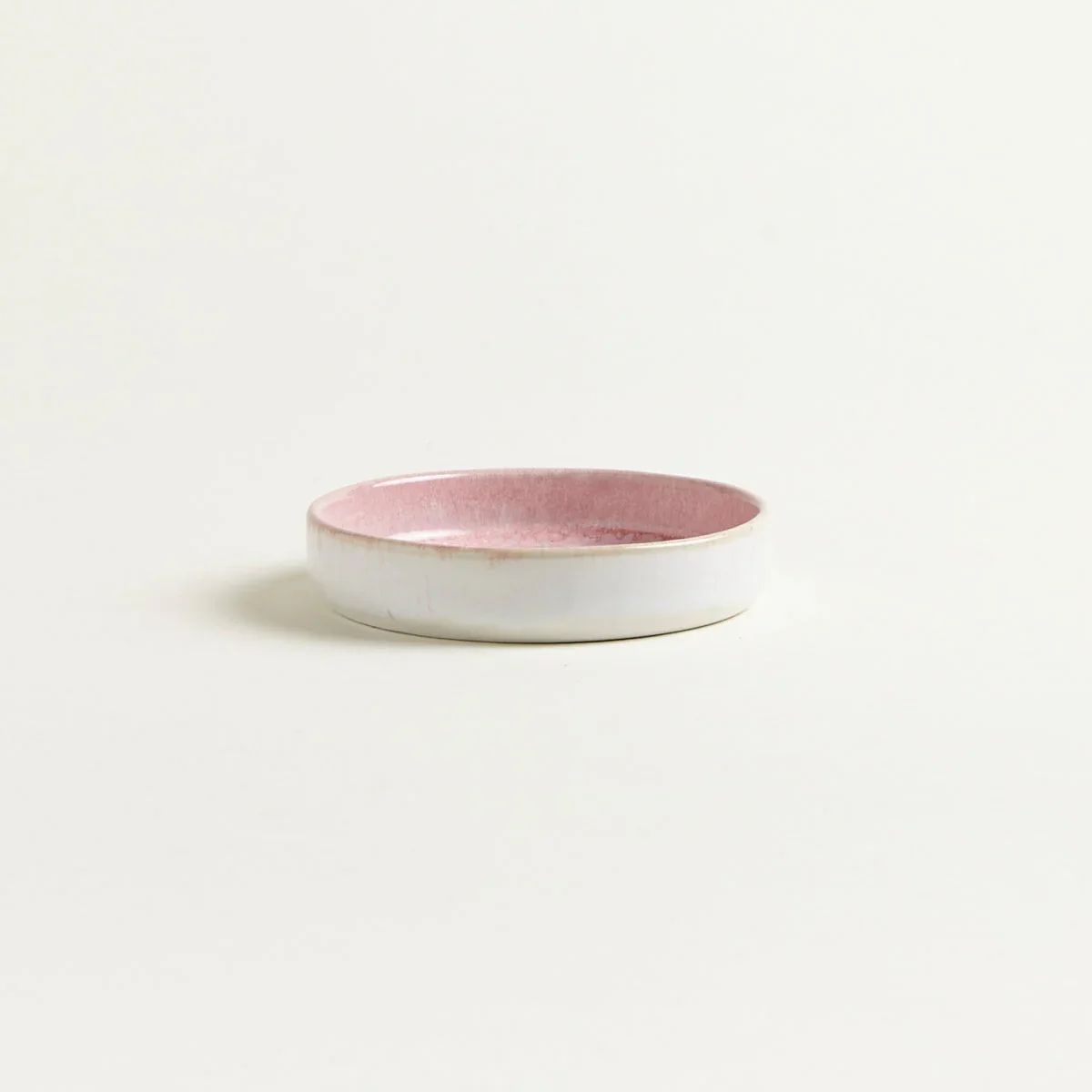 30-TAPAS-ROSE-002-01_1500x1200web_bac22558-9894-4ac7-b670-6b77ab241409.jpg Assiette à tapas 11 cm Rose – Onomao – Image 1