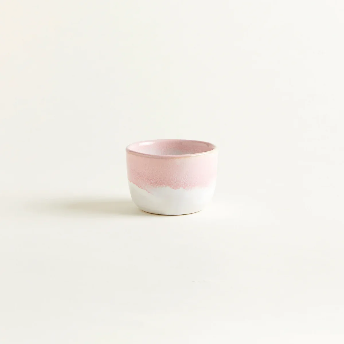 C-01-TRAD-KLEINER-BECHER-ROSE-001-01-web.jpg Tasse en Céramique Rose & Blanc – Onomao – Image 1