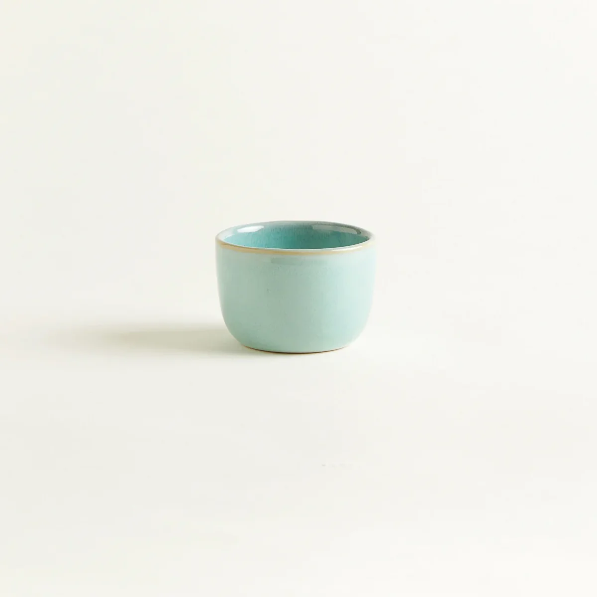 C-01-TRAD-KLEINER-BECHER-TURQ-003-01-web.jpg Tasse en Céramique Turquoise – Onomao – Image 1