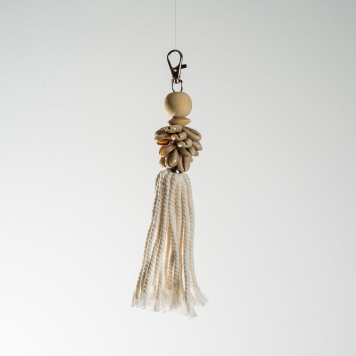 Porte-clés artisanal en coquillages et corde tressée – Image 2