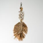 Porte-clés artisanal en coquillages et feuille tressée – Image 4