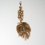 Porte-clés artisanal en coquillages et feuille tressée – Image 2