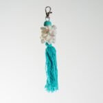 Porte-clés artisanal en coquillages et pompon textile
