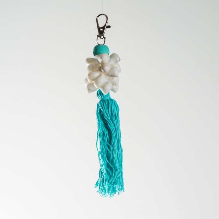 Porte-clés artisanal en coquillages et pompon textile – Image 8