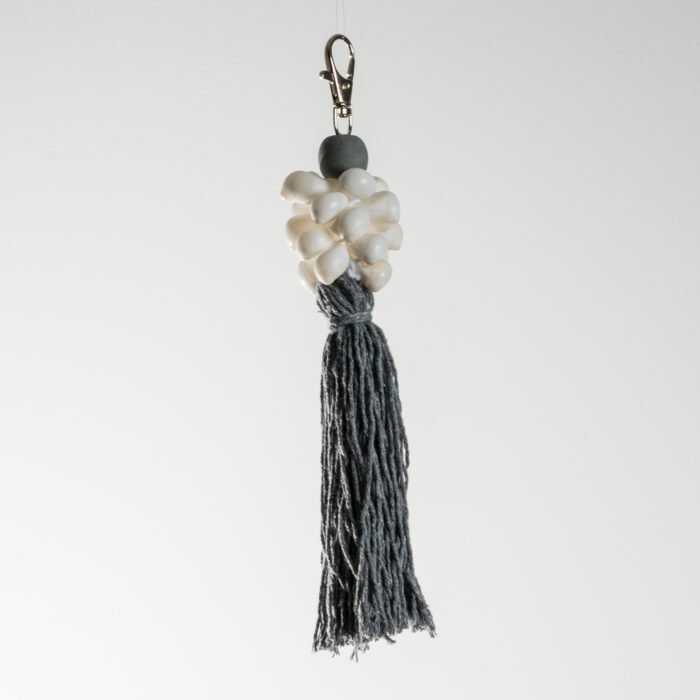 Porte-clés artisanal en coquillages et pompon textile – Image 7