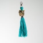 Porte-clés artisanal en coquillages et pompon textile – Image 5