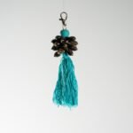 Porte-clés artisanal en coquillages et pompon textile – Image 4