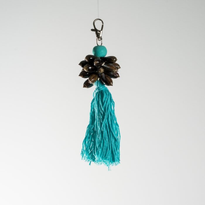 Porte-clés artisanal en coquillages et pompon textile – Image 4