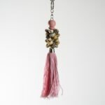 Porte-clés artisanal en coquillages et pompon textile – Image 3