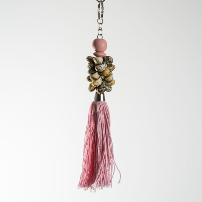Porte-clés artisanal en coquillages et pompon textile – Image 3