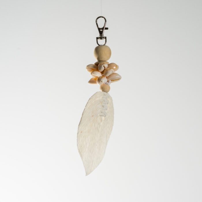Porte-clés artisanal en coquillages et feuille tressée – Bali – Image 2