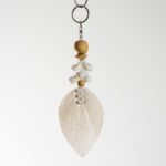 Porte-clés artisanal en coquillages et feuille tressée – Bali