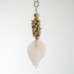 Porte-clés artisanal en coquillages et feuille tressée – Bali – Image 9