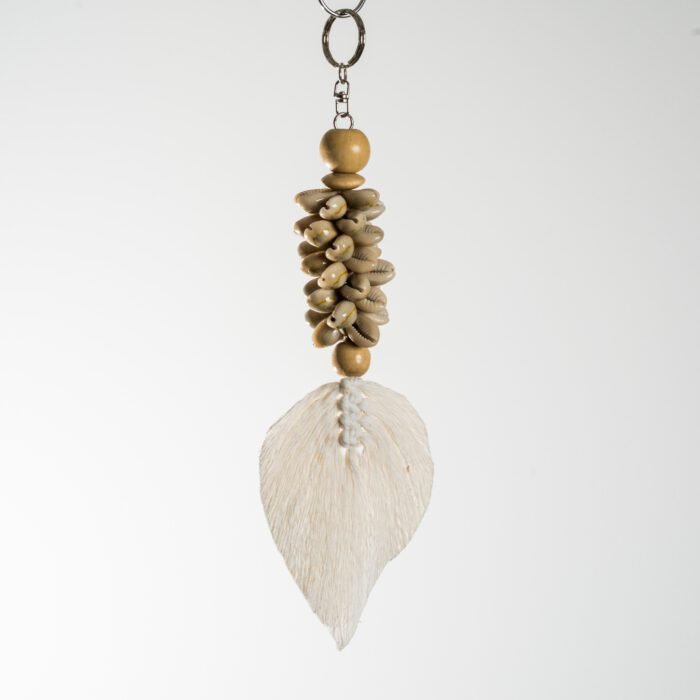 Porte-clés artisanal en coquillages et feuille tressée – Bali – Image 9