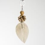 Porte-clés artisanal en coquillages et feuille tressée – Bali – Image 6