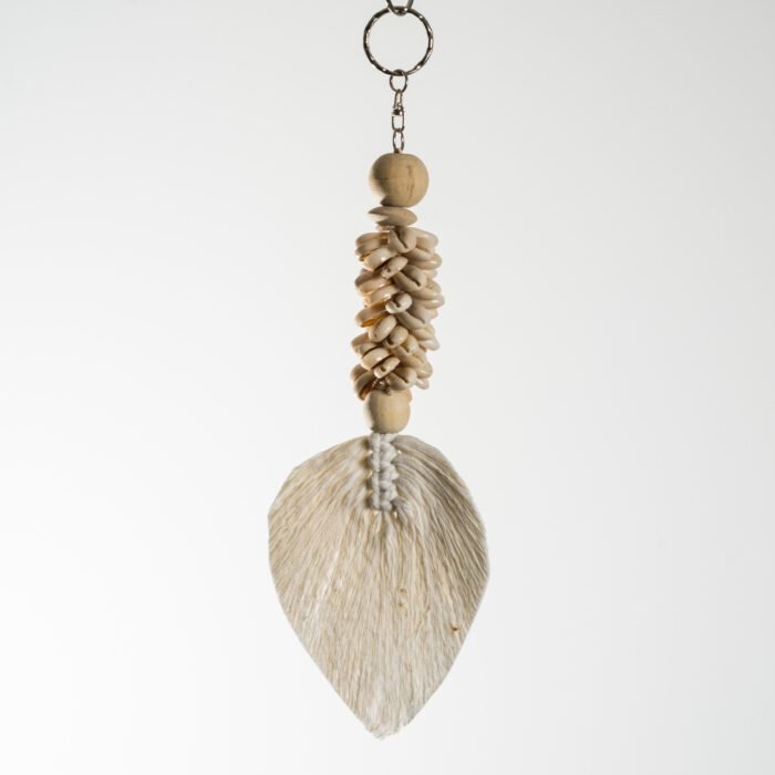 Porte-clés artisanal en coquillages et feuille tressée – Bali – Image 5