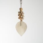 Porte-clés artisanal en coquillages et feuille tressée – Bali – Image 4