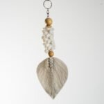 Porte-clés artisanal en coquillages et feuille tressée – Bali – Image 3