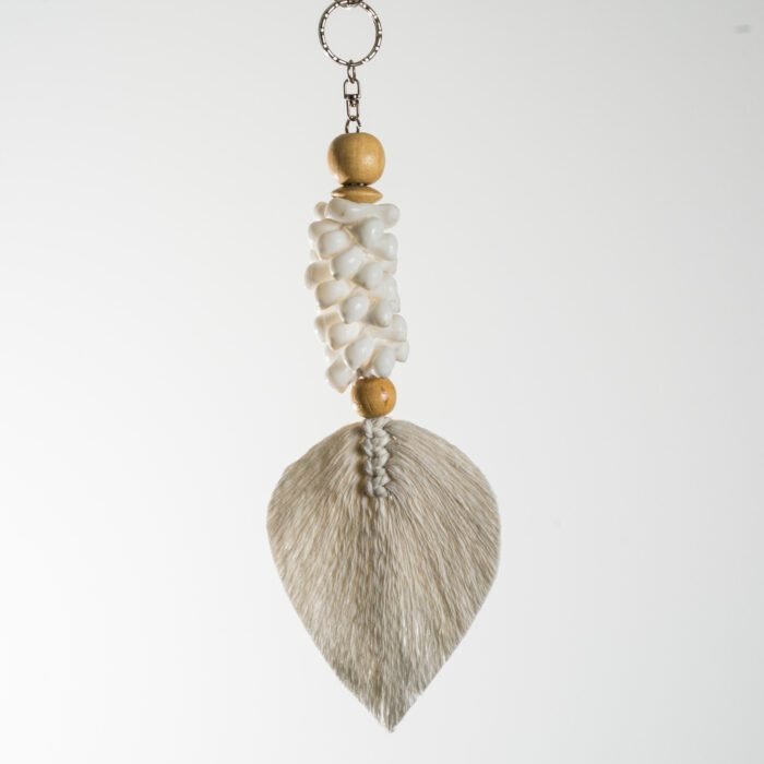 Porte-clés artisanal en coquillages et feuille tressée – Bali – Image 3