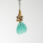 Porte-clés artisanal en coquillages et feuille tressée – Bali – Image 4