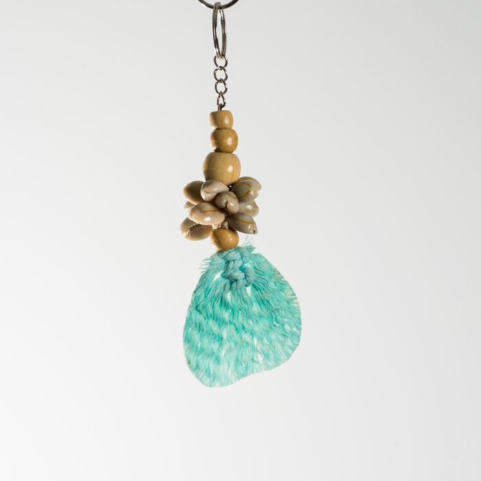 Porte-clés artisanal en coquillages et feuille tressée – Bali – Image 4