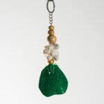 Porte-clés artisanal en coquillages et feuille tressée – Bali – Image 3