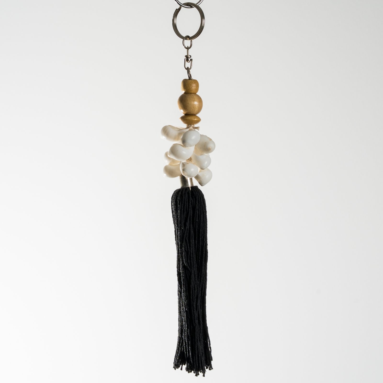 Session studio 2510-2081 Porte-clés artisanal en coquillages et pompon textile – Bali – Image 1